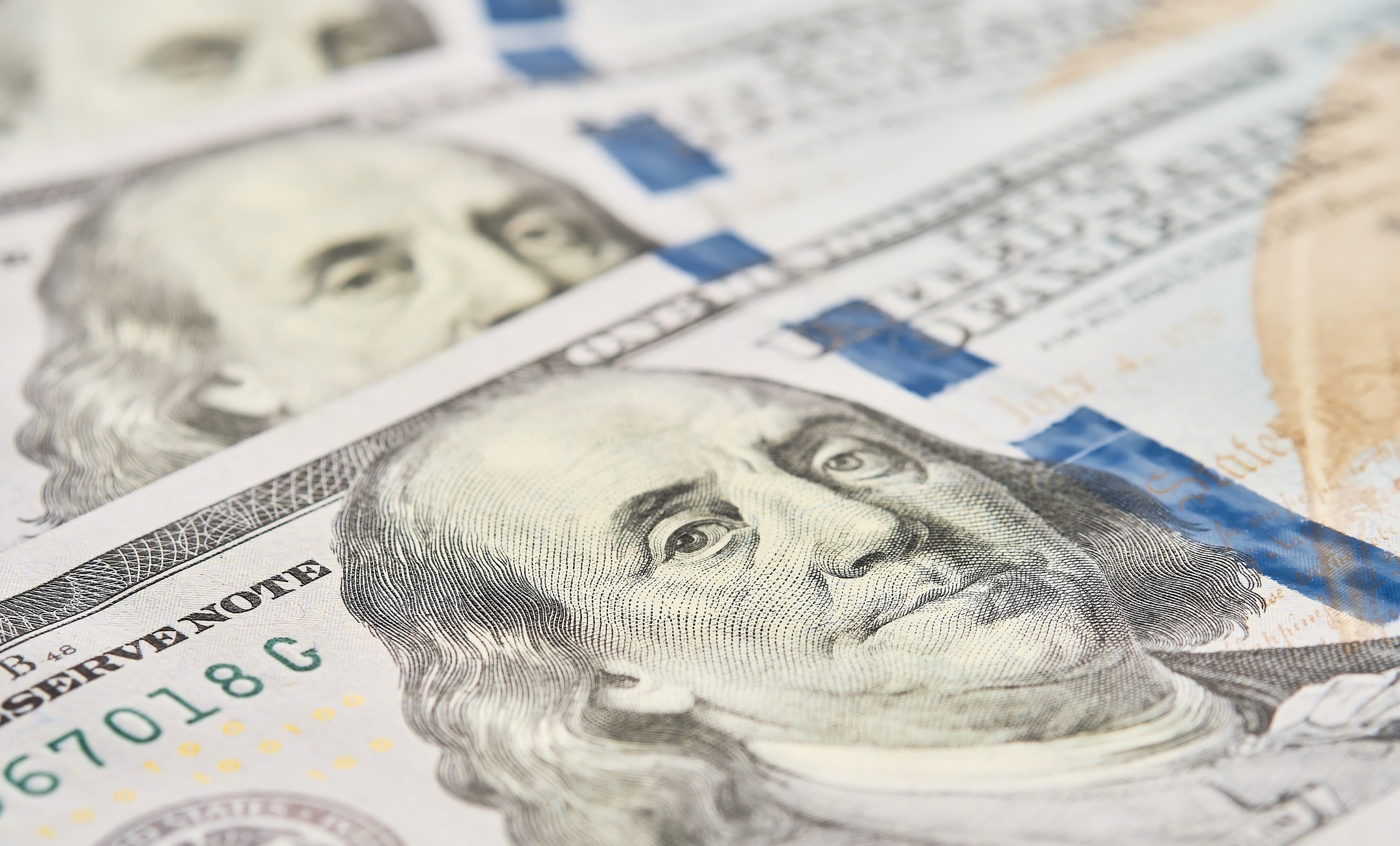 Dólar recua de R$ 4,98 para R$ 4,89: os fatores internos e externos do movimento